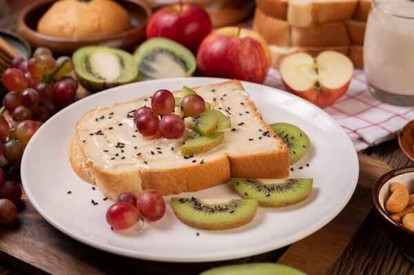 Egyszerű reggeli tányér gyümölccsel és kenyérrel